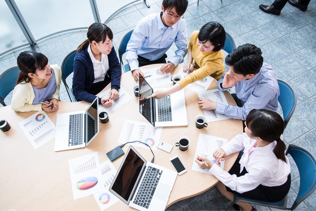 会議室でERPと業務システムの検討を行うビジネスチーム